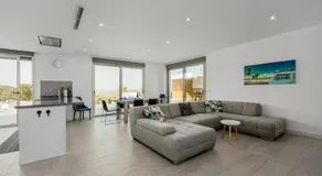 Modern ny villa med privat uppvärmd pool - Image 3