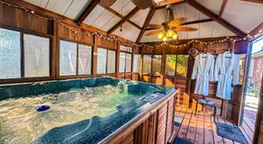 Maple House Romantic Getaway WHot Tub Near IAH - Image 3
