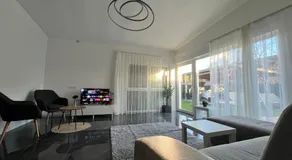 Quiet Courtyard Apartment - Easy Parking & Quick Bus to City Center - Image 2