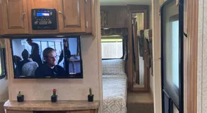 Cozy Camper with Private Entrance - Free Parking - Image 5