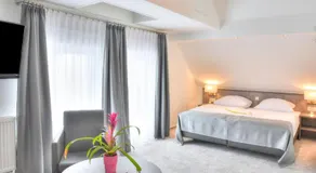 Fast Lane Hotel - Image 2