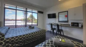 Twin Swans Motel - Image 2