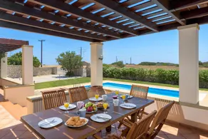 Modern Villa With Pool And Garden - Image 4