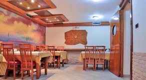 Gold Hotel - Image 4