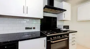 Home in Reading Berkshire - for Contractors & Families with Free Parking & WiFi - Image 5