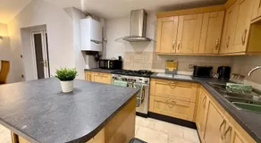 Squires House Long Stays Sleep 8 Free Parking - Image 5