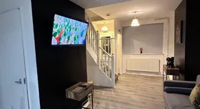 Spacious 3 bedroom home, sleeps 8, Parking, Central Rochester - Image 4