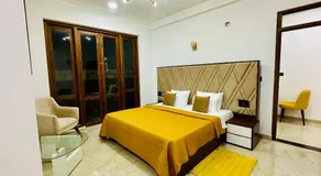 Golden Villa - Image 2
