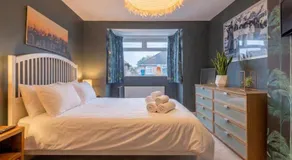 Stylish 3-bed House - Walk into Historic Centre - Image 2
