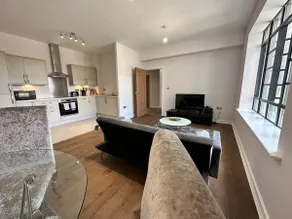 Travaal.©om - 3 Bed Serviced Apartment Farnborough - Image 2