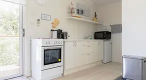 The Lake Guesthouse - Image 3