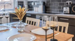 Charming House - Sleeps 5 - Free Parking, Self Check-In, Fast WiFi and Smart TV with Netflix by Yoko Property - Image 3