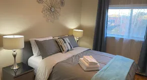 Bright 2 BR pet friendly, KING bed, WiFi,2 parking - Image 2