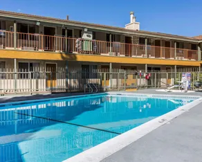 Comfort Inn Bishop - Image 4
