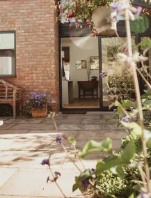 3 Bedroom House with Courtyard Garden and Parking - Image 5