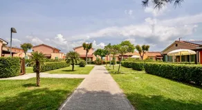 Residence with swimming pool in Mazzanta just 600 meters from the beach - Image 4