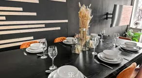 Spacious 6BR - City Hub & Parking - Sleeps 13 - Image 4