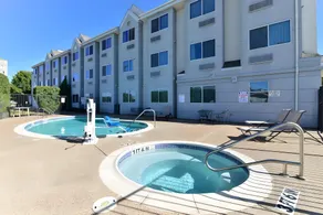 Quality Inn & Suites Fort Worth North - Haltom City - Image 3