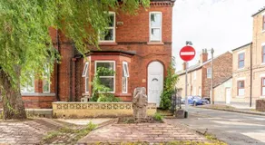 Town Centre 6 Bed Home Work Rest Warrington - Image 4