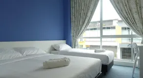 Lodge 10 Hotel - Image 2