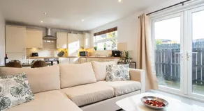 Cosy Modern City Centre 2 Bed Apartment - Image 2