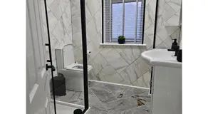Newly Renovated 2 Bed With Garden & Parking - Image 2