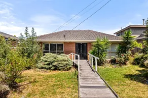 Spacious 4-Bed House with Garden in Doncaster - Image 5
