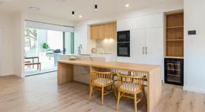 Unique Kirra townhouse - Image 2
