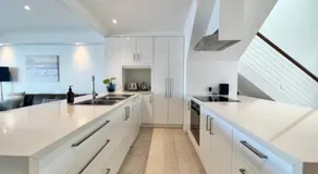 14 Gorgeous Waterfront Noosa Oasis - Image 4