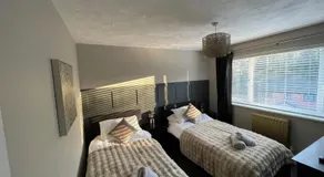 3BR, Sleeps 5, Free Parking, Fast WiFi, Near M62 & Leeds - Image 2