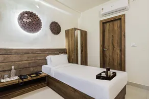 Super Townhouse Marina - Image 2