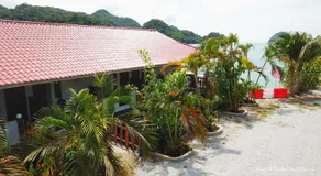 Penarak Bamboo Beach Motel - Image 2