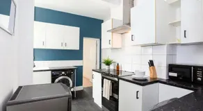 Modern 3 Bedroom Home with Parking in Southend - Image 4