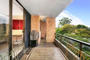 SPF13-Sunny, Spacious, Highly Convenient Apartment - Image 3