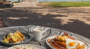 Picnic Bay Hotel - Image 2