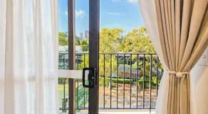 Auburn Studio, Entire Studio with Ensuite toilet and kitchen - Image 4