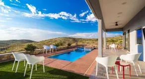 Private Franklin Hills Retreat With A Pool & Views Villa - Image 3