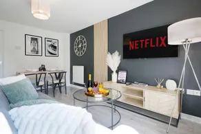 Stylish House - Close to City Centre and Luton Airport - Free Parking, Super-Fast Wifi, Garden and Smart TV with Netflix by Yoko Property - Image 2