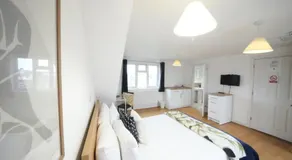 Private on suites- Private Bathroom every room-1 Bus to Heathrow Airport - Image 2
