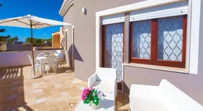 Blue Sea Beach Villa, en bord de mer avec piscine et couchers de soleil à couper le souffle - Image 4