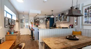 Spacious House with Multiple Bathrooms Parking Garden in Loughborough - Image 3