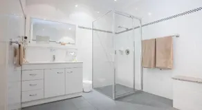Crown Hotel Motel - Image 2