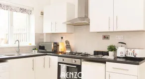 Beautiful and Modern 2-bed Home in Nottingham by Renzo, Free Wi-Fi, Ideal for Contractors - Image 2