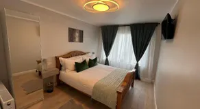 Private Entrance En-suite - Image 2