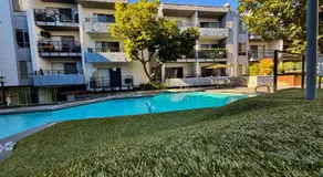 Hollywood Studio with Pool, Parking, Gym & Sign View - Image 2