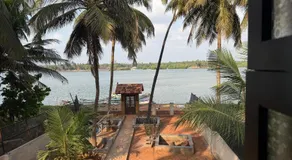 Tri Riverfront Homestay - Image 3