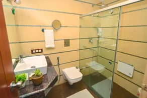 Plutus Luxury Boutique Stay by Quercus Oak Stays - Image 2