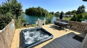 Lakeside Retreat 1 with hot tub, private fishing peg situated at Tattershall Lakes Country Park - Image 3