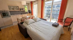 Bright two bedroom duplex apartment - Image 2