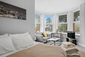 Luxurious Spacious Flat Maidstone with parking - Image 2
